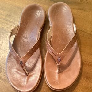 OluKai Women's Tan Leather V-strap Flip Flops Honu size 8 new